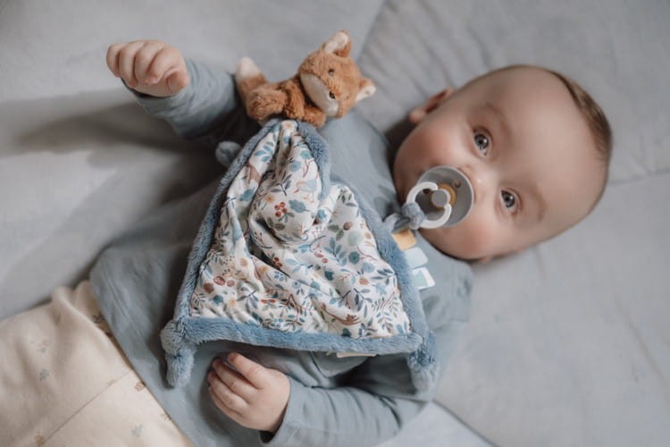 Kocyk przytulaczek z zawieszką do smoczka Lisek Little Dutch