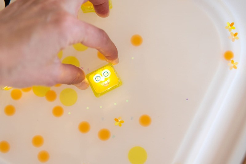 Glo Pals Kostki LED świecące w wodzie na żółto 4 sztuki