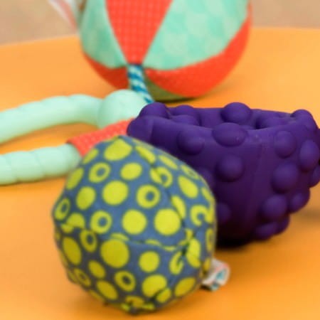 Gryzak z Piłeczkami Sensorycznymi Sounds So Squeezy - b.toys