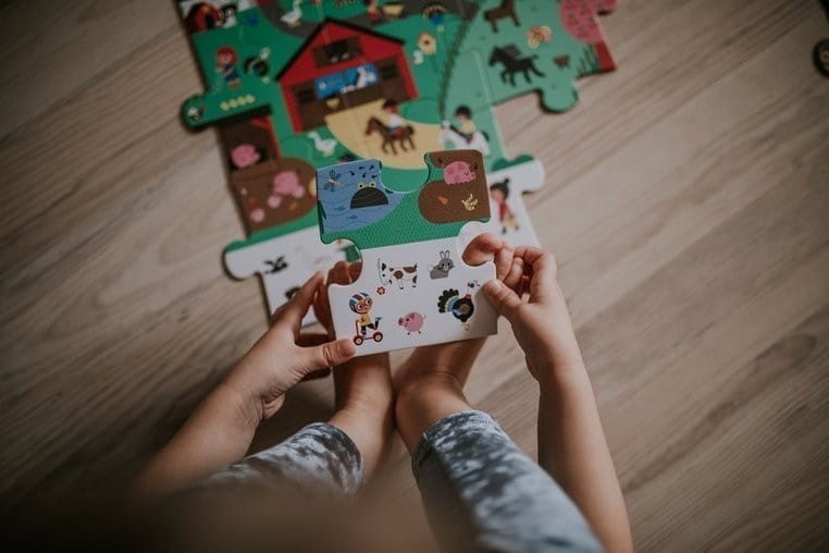 Puzzle obserwacyjne w walizce Farma 24 el. - Janod