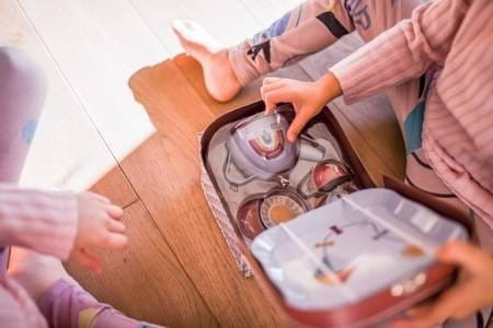 Serwis herbaciany metalowy tęczowy w Kuferku - Little Dutch