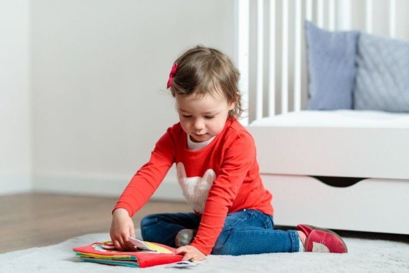 Materiałowa książeczka sensoryczna z postaciami - Mom's Care