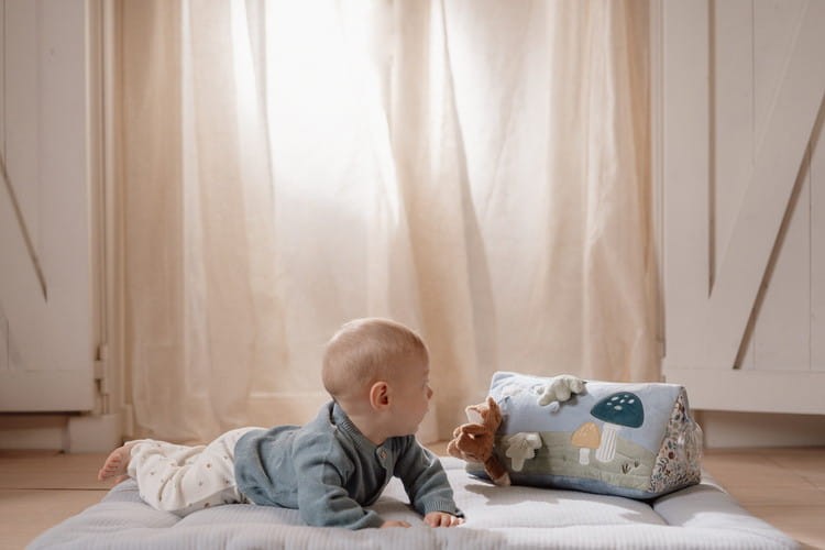 Trójkąt do leżenia na brzuszku Forest Friends Little Dutch