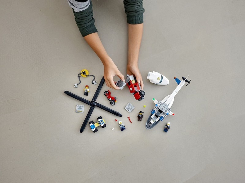 Klocki LEGO Pościg helikopterem policyjnym 60243