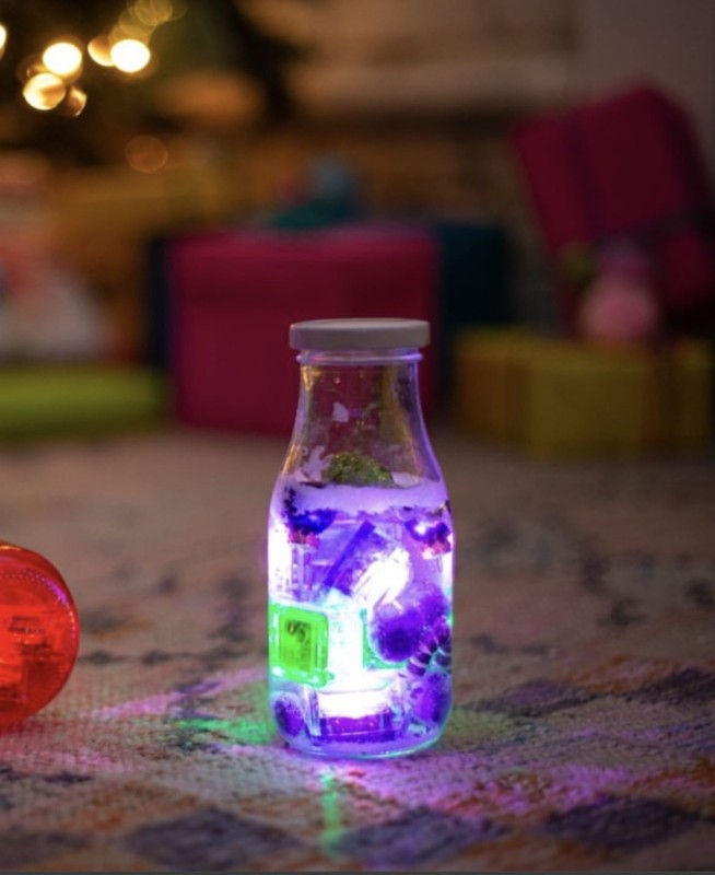 Glo Pals Ludzik LED świecący w Wodzie Fioletowy + 2 Kostki Sensoryczne