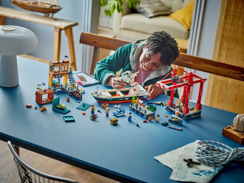 Lego 60422 Nadmorski port ze statkiem towarowym