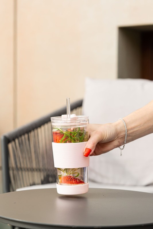 Szklany kubek termiczny ze słomką 600 ml różowy Fuori Vialla Design
