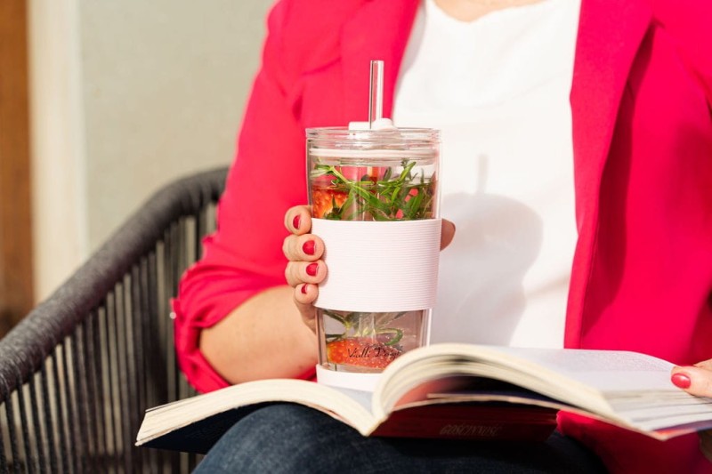 Szklany kubek termiczny ze słomką 600 ml różowy Fuori Vialla Design