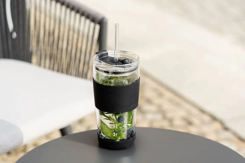 Szklany kubek termiczny ze słomką 600 ml czarny Fuori Vialla Design