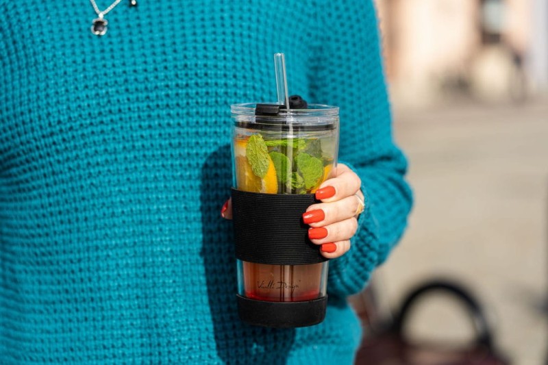 Szklany kubek termiczny ze słomką 600 ml czarny Fuori Vialla Design