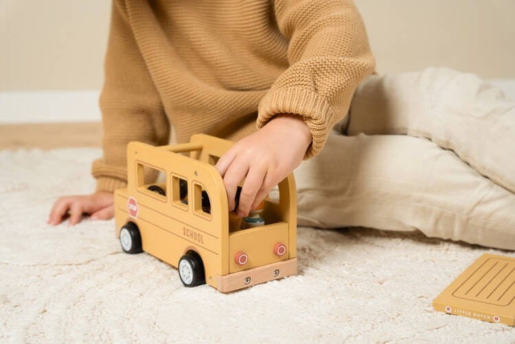 Żółty autobus szkolny z uczniami Little Dutch