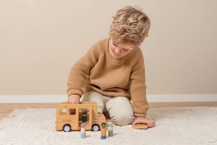 Żółty autobus szkolny z uczniami Little Dutch