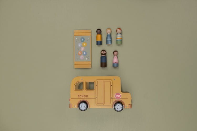 Żółty autobus szkolny z uczniami Little Dutch