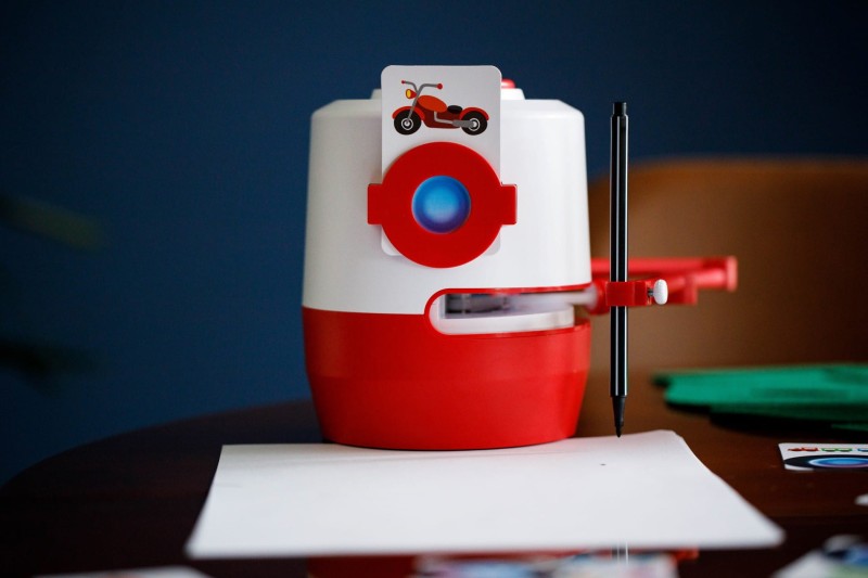 Step robot edukacyjny, mówi pisze rysuje