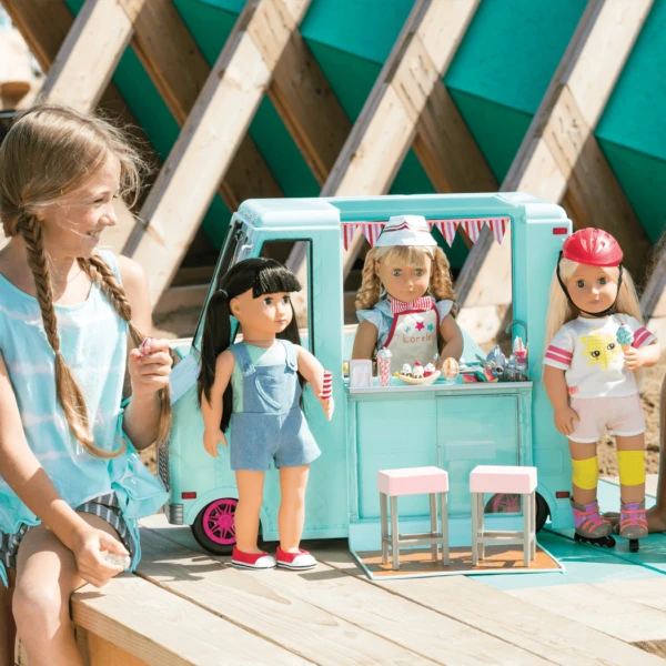 BD37252-Sweet-Stop-Ice-Cream-Truck-Blue-girl-playing-outside-with-dolls05.webp
