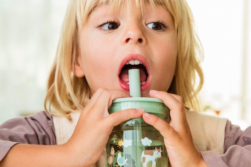 lifestyle_images-1080230_mood01_childrensglasswihtstraw.jpg