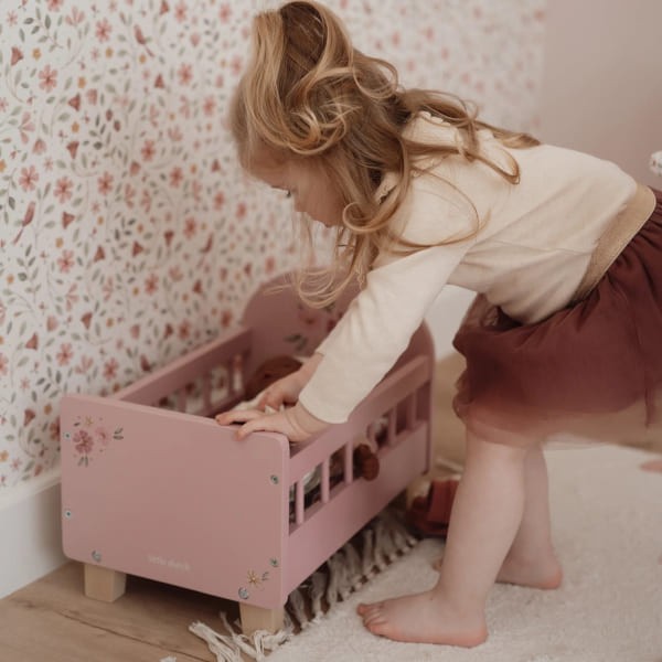 pol_pl_Little-Dutch-Drewniane-lozeczko-dla-lalek-z-posciela-FSC-5440_13.jpg