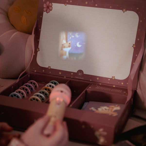 pol_pl_Little-Dutch-Latarka-projektor-z-bajkami-Roz-5012_4.jpg