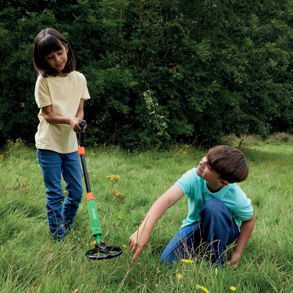 E2091-OA-Metal-Detector-Lifestyle-2-WEB.jpg