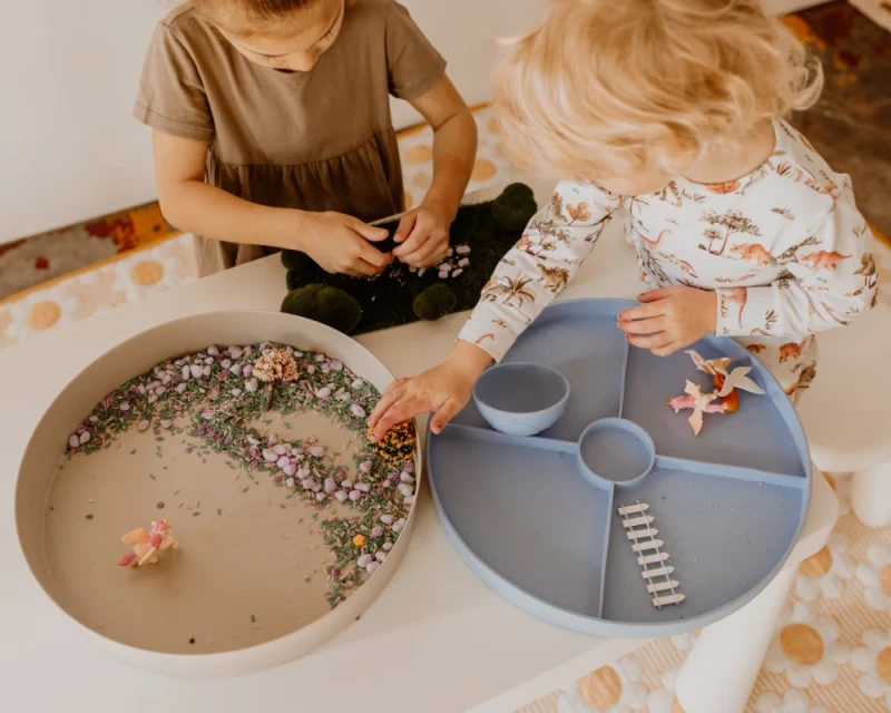 Jellystone-Tacka-sensoryczna-Play-Tray-Soft-Blue-2w1-pojemnik-niebieski-polkabubu-11.webp