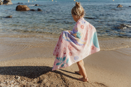 pol_pm_Little-Dutch-Recznik-plazowy-Dreamy-Mermaid-Multicolour-60x120cm-5926_3.jpg