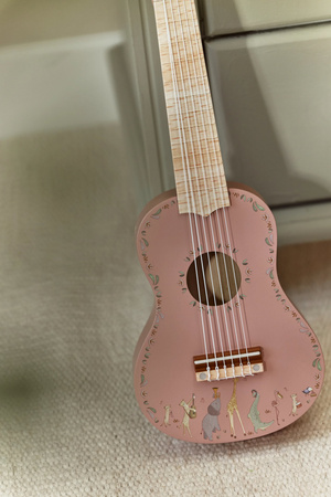 pol_pm_Little-Dutch-Drewniana-gitara-rozowa-Safari-Friends-FSC-6018_8.jpg